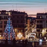 Albero di Natale blu e luci festive a Roma. Un'idea su cosa fare il 25 dicembre a Roma, tra shopping e atmosfera magica.