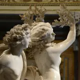 Marmo scolpito nella Galleria Borghese, Roma: due figure mitologiche con ghirlande di foglie.