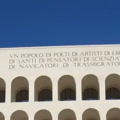 Palazzo della Civiltà Italiana, noto come "Colosseo Quadrato", con iscrizione "Un popolo di poeti, di artisti, di eroi, di santi, di pensatori, di scienziati, di navigatori, di trasmigratori".