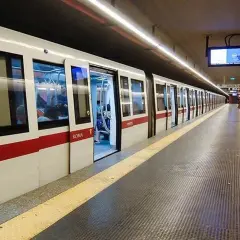 Un treno della metro di Roma attende i passeggeri un venerdì sera. Le porte sono aperte, invitando a salire per un viaggio nella capitale.