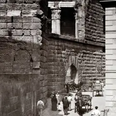 Antica strada romana, forse la Suburra, con carrozze e persone.