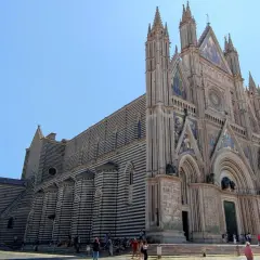 Duomo di Orvieto: un capolavoro gotico con facciata a strisce bianche e nere. Imperdibile tra le cose da vedere a Orvieto.