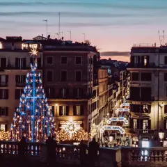 Albero di Natale blu e luci festive a Roma. Un'idea su cosa fare il 25 dicembre a Roma, tra shopping e atmosfera magica.