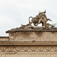 Scultura di un uomo che lotta con un toro, sul tetto dell'ex Mattatoio di Roma.