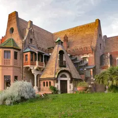 Una villa eclettica, un gioiello di **Roma da scoprire**, con tetti spioventi, torrette e un giardino lussureggiante.