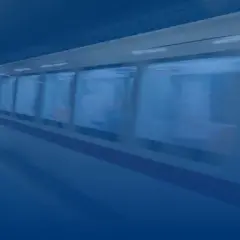 Un tren della metro di Roma sfreccia in stazione, ideale per chi cerca un abbonamento settimanale metro Roma per muoversi agilmente.