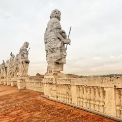 Statue di apostoli sul tetto di San Pietro, un'emozionante passeggiata da Termini a San Pietro a piedi.