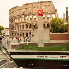 Ingresso metro Colosseo, Fori Imperiali, Roma. Il 2 giugno, turisti e romani si muovono vicino al maestoso anfiteatro.