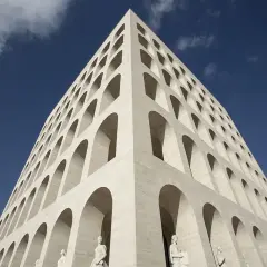 Palazzo della Civiltà Italiana, noto anche come "Colosseo Quadrato". Per sapere come arrivare all'EUR da Roma Termini, prendi la metro B.