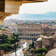 Vista panoramica di Roma con il Colosseo in primo piano, perfetta per un weekend in metro tra storia e bellezza.