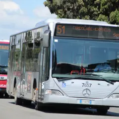 Autobus 51 Circolare Express e 160 Montagno a Roma, vicino alla stazione Manzoni.
