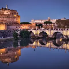 Castel Sant'Angelo illuminato di sera, riflesso sul Tevere. Un'idea romantica per cosa fare a San Valentino a Roma.
