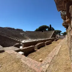 Teatro romano di Ostia Antica, un luogo imperdibile per scoprire cosa vedere a Ostia.