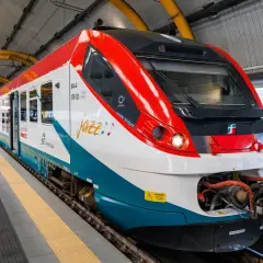 Treno Jazz di Trenitalia in stazione, pronto a partire da termini tiburtina.