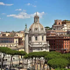 Roma: cupola maestosa, pini verdi e scorci urbani. Ideale per un soggiorno di 3 giorni, con un occhio al costo metro.