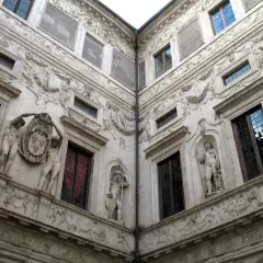 La facciata di Palazzo Spada rivela un cortile con sculture classiche e decorazioni elaborate.