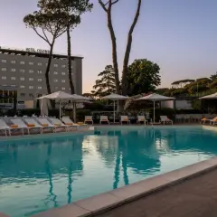 Piscina e lettini al Hotel Colombo, zona EUR Roma. Un'oasi di relax a breve distanza dal centro.