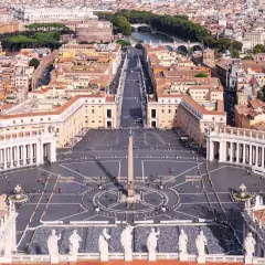 Vista aerea di Piazza San Pietro a Roma, con il colonnato, l'obelisco e la folla di fedeli.