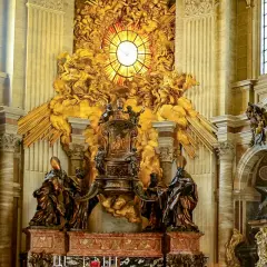 L'imponente **abside San Pietro** con la Cattedra di Bernini, un tripudio dorato di angeli e raggi di luce che culminano in un rosone.