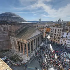 Piazza gremita davanti al Pantheon, capolavoro di Agrippa, con la sua cupola imponente e la fontana centrale.