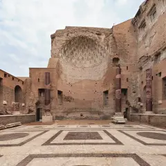 Interno del **tempio di Venere a Roma**, con colonne imponenti, mosaici sul pavimento e un soffitto a volta parzialmente crollato.