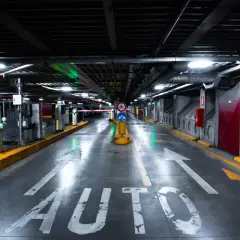 Ingresso al parcheggio metro Santa Maria del Soccorso. Le frecce indicano la direzione per le auto.