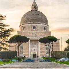 Basilica di San Pietro e Paolo a Roma, con la sua imponente cupola e statue, circondata da alberi e giardini curati.