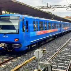 Treno Cotral blu pronto a partire. Ecco come arrivare a Ostia da Roma con i mezzi, prendendo questo treno dalla stazione.