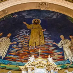 Mosaico nella basilica dei Santi Cosma e Damiano: Cristo ascende su una scala di nuvole, accolto da santi e angeli.
