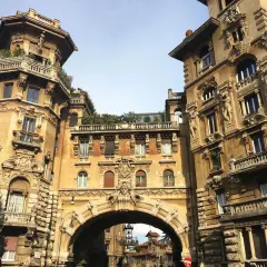 Palazzo Degli Ambasciatori, un gioiello del quartiere Trieste a Roma. Cosa vedere? Questo edificio liberty con il suo arco imponente è un'opera d'arte.
