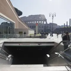 Ingresso metro Colosseo, Roma. Oggi sciopero, ma il Colosseo fa da sfondo a turisti e romani.