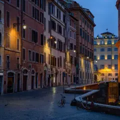 Serata romana, ideale per scoprire cosa vedere a Roma in 3 giorni a piedi. Edifici storici illuminati, vicoli acciottolati e un'atmosfera magica.