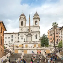 Scalinata di Trinità dei Monti, un must per chi cerca cosa vedere a Roma in una settimana. Turisti salgono i gradini verso la chiesa con obelisco.