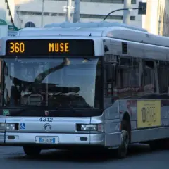 Autobus 360 Muse a Piazza Fiume, Roma, vicino alla metro.