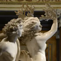 Marmo scolpito nella Galleria Borghese, Roma: due figure mitologiche con ghirlande di foglie.