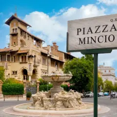Fontana e palazzo fiabesco nel quartiere Coppedè, Roma. La targa indica Piazza Mincio.