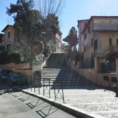 La **scala degli innamorati a Garbatella**, con le sue case color pastello e l'antica urna, invita a una passeggiata romantica.