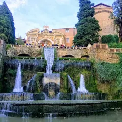 Cascate spettacolari nei giardini vicino Roma, con architettura rinascimentale e vegetazione lussureggiante.