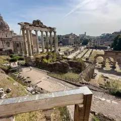 Il Foro Romano, un luogo imperdibile per chi visita Roma antica cosa vedere. Colonne imponenti, rovine e la cupola di Santa Maria di Loreto.