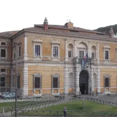 Villa Giulia, sede del Museo Etrusco, con la sua facciata gialla e le finestre decorate.