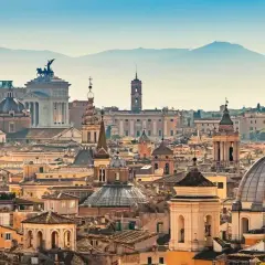 Panoramica di Roma con cupole, campanili e il Vittoriano. Un luogo magico dove vedere Roma.