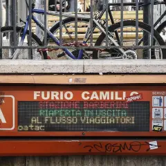 Segnale luminoso alla fermata Furio Camillo, Linea A. Biciclette parcheggiate dietro una ringhiera.
