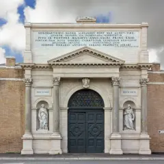 La Porta Pia, con le sue statue e iscrizioni, si erge maestosa sotto un cielo nuvoloso.