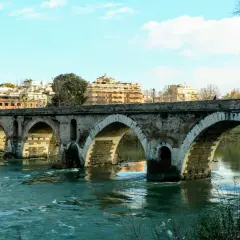 Ponte Milvio, un antico ponte romano sul Tevere, nel quartiere romano.
