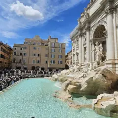 Fontana di Trevi, una delle più celebri fontane di Roma, con una folla di turisti che ammirano la sua maestosità.