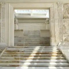 L'Ara Pacis Meier, con le sue scalinate e rilievi antichi, invita a un viaggio nel tempo.