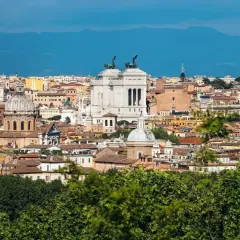 Panorama di Roma con il Vittoriano e cupole, ideale per scoprire cosa vedere in un giorno.