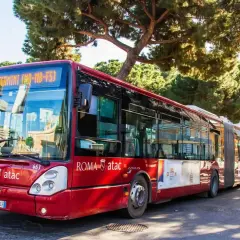 Autobus rosso ATAC linea 40, direzione Termini, fermo vicino a Piazza Navona.
