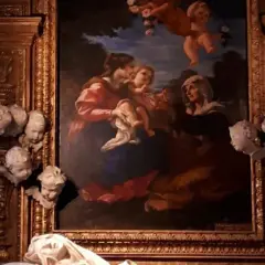 Dipinto di Santa Ludovica Albertoni con putti e sculture che emergono dalla cornice dorata.