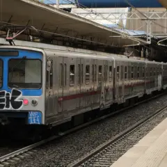 Treno della metro B1 di Roma, con graffiti sul frontale, si ferma in stazione prima di entrare in galleria.